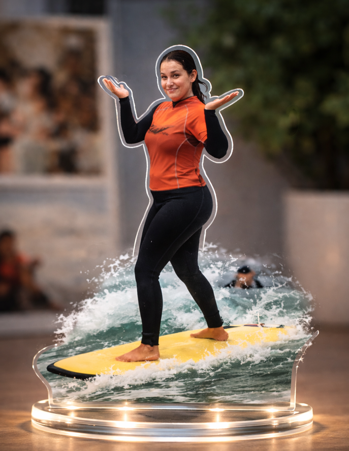 Statuette Surfeuse Personnalisée – Figurine Acrylique